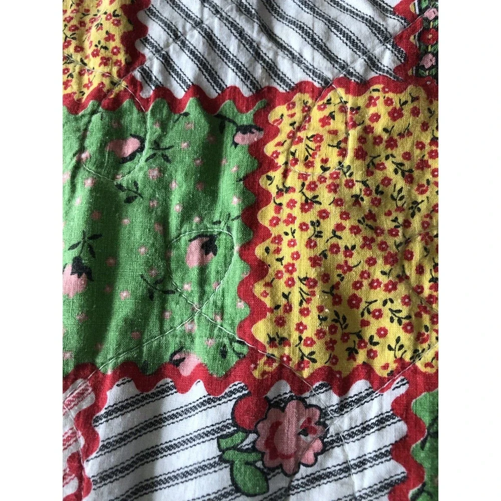 Vtg Baby Quilt Machine Quilted Cheater Print Red Yellow Green 32x32 Very Old